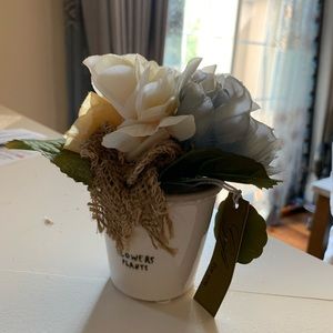 Home decoration: mini vase with artificial flowers
